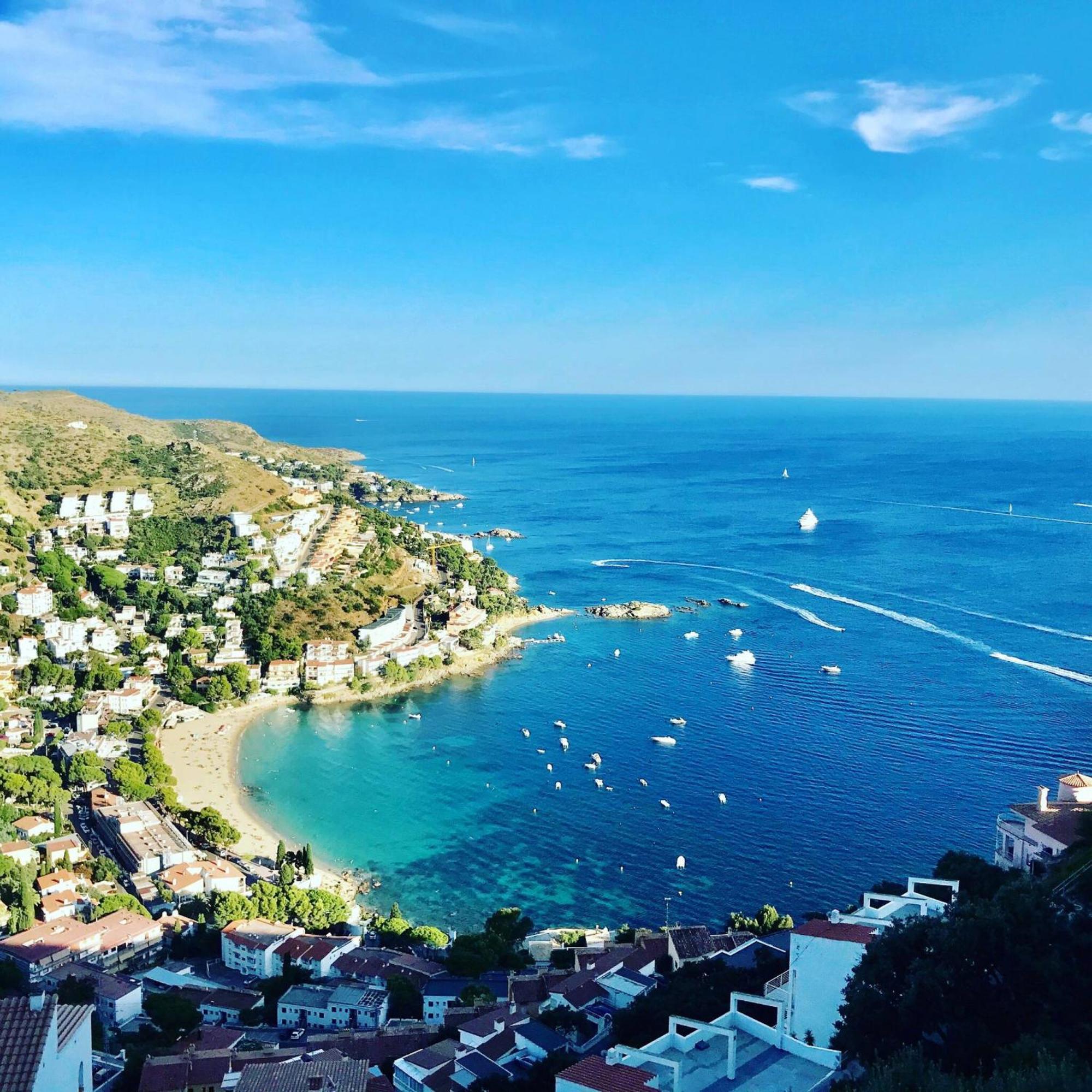 Impresionantes Vistas Del Mar En Roses, Canyelles Rosas