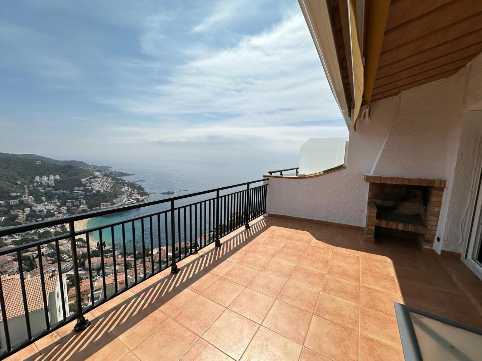 Impresionantes Vistas Del Mar En Roses, Canyelles * Rosas